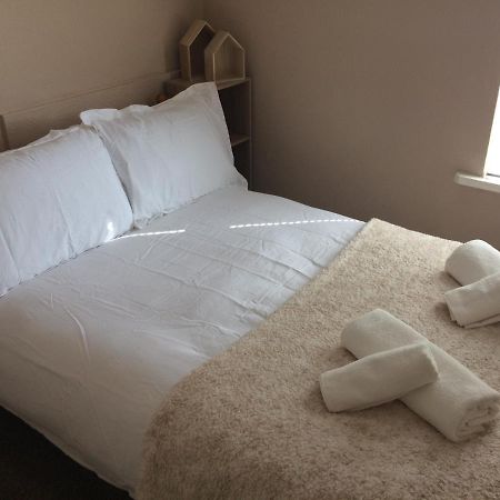 Lovely Little Flat By The Sea In คลีทอร์ปส์ ภายนอก รูปภาพ